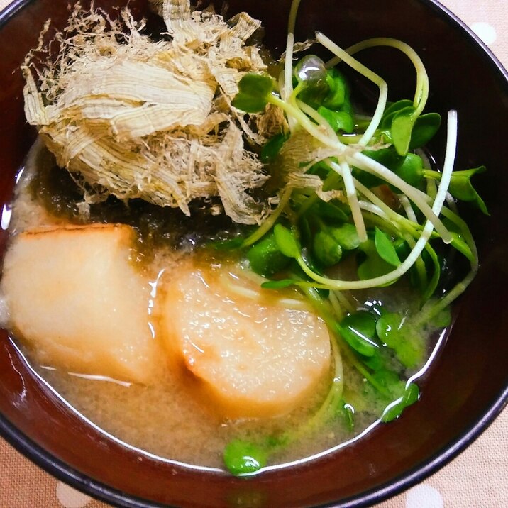 麩とカイワレ大根ととろろ昆布の味噌汁